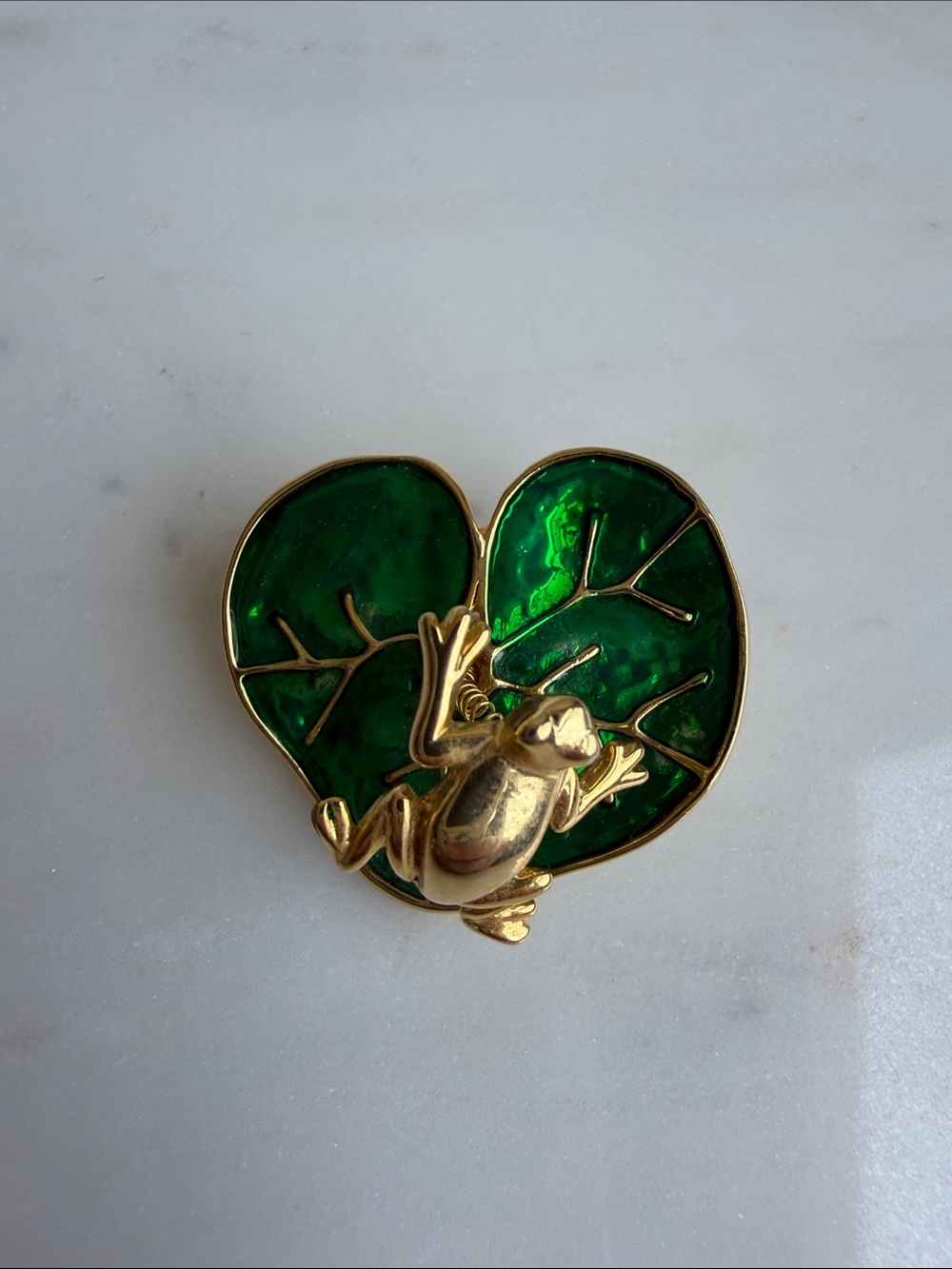 Vintage Gold Frog on spring Green Leaf Enamel Brooch - Whimsical - Picture 4 of 5